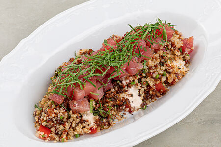 Табуле с киноа, тунцом и соусом из тхины