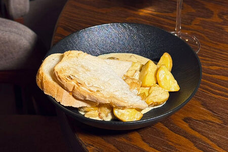 Молодой картофель с белыми грибами в сливочном соусе