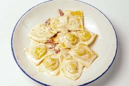 Равиоли с цыпленком и вешенками в сливочном соусе