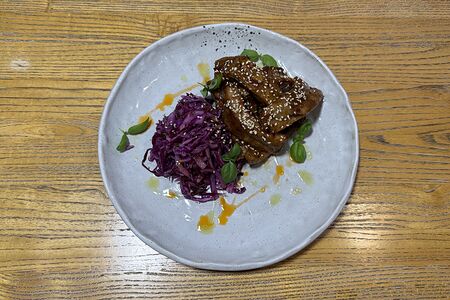 Свиные ребра долгого томления в копченой глазури с маринованной красной капустой