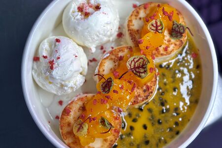 Сырники со сливочным мороженым, ягодами и соусом маракуйя