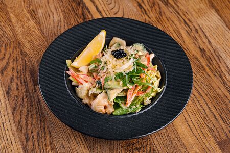 Салат с лангустинами и командорским кальмаром