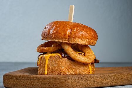 Бургер с томлеными щечками и луковыми кольцами