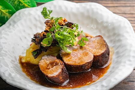 Свиная вырезка с картофельным пюре и грибами 