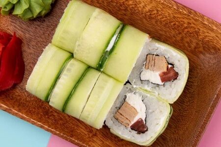 Зеленый ролл с тамаго