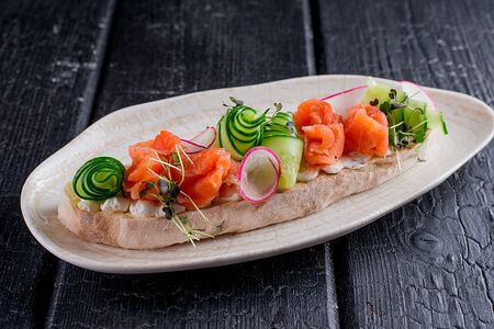 Брускетта с семгой слабой соли и крем-чиз