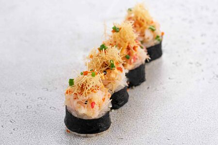 Запеченный ролл с крабом и сливочным сыром (4 шт)