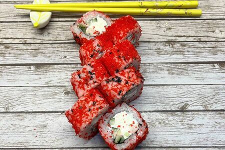 Ролл Калифорния с тигровой креветкой