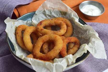 Луковые кольца в панировке с чесночным соусом 