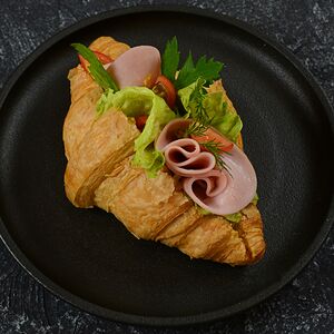 Круассан с томатом и ветчиной