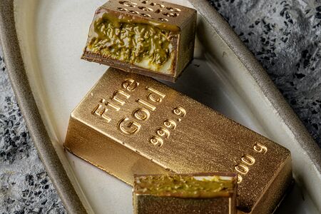 Золотой слиток с дубайским шоколадом