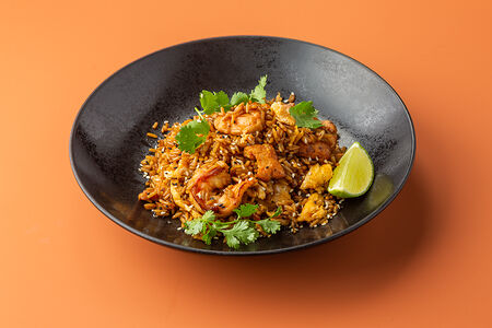 Рис по-тайски с курицей и креветками