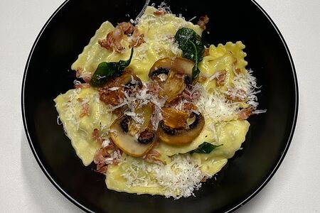 Равиоли с белыми грибами и беконом 