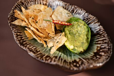 Гуакамоле с начос из армянского лаваша