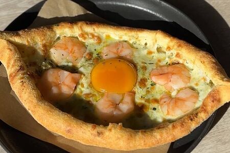 Хачапури с креветками и песто