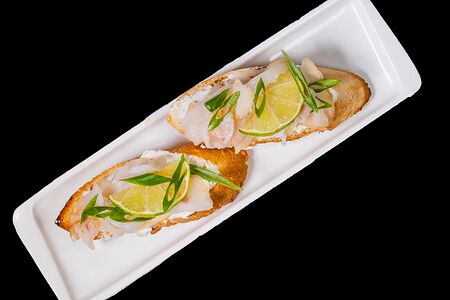 Брускетты с масляной рыбой холодного копчения