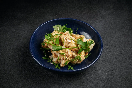 Цветная капуста, кунжутный соус и кешью