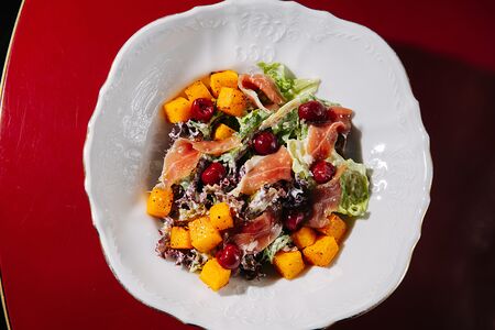 Салат с вяленой уткой и печеной тыквой 