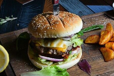 Бургер с курицей и беконом