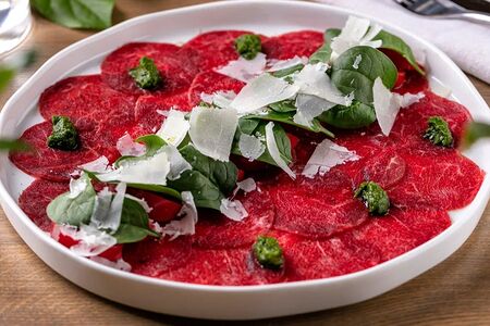 Карпаччо из говядины со шпинатом