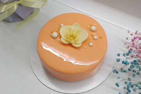 Торт муссовый оранжевый с орхидеей из белого шоколада