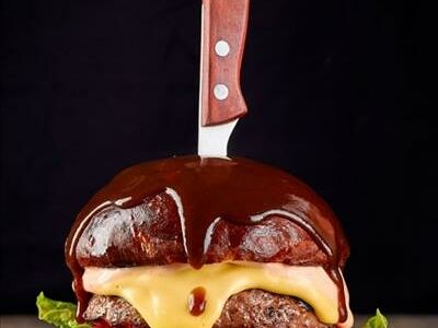 Фирменный бургер с мраморной говядиной и соусом чеддер