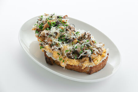 Грибной тост со скрэмблом и пармезаном