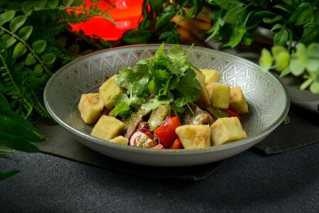 Салат грузинский с говядиной, фасолью и баклажаном