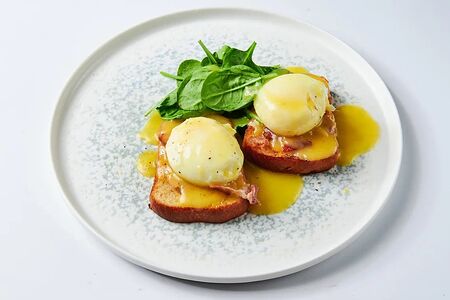 Бенедикт с беконом и соусом голландез