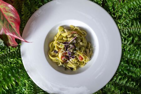 Тальятелле с фермерским цыпленком в соусе песто