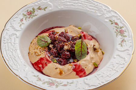 Взбитый крем из рикотты с пряной вишней