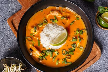 Тай карри красный с креветками и ананасами