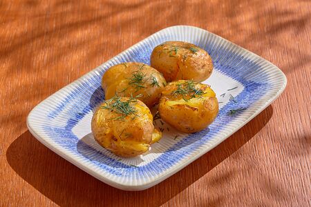 Обжаренный картофель с чесноком и укропом 