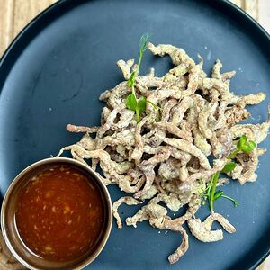 Хрустящие вешенки с соусом сладкий чили