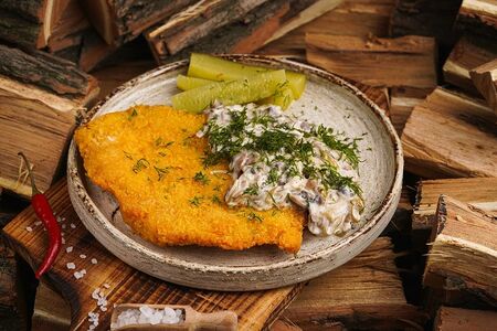 Шницель с жульеном и маринованным огурцом