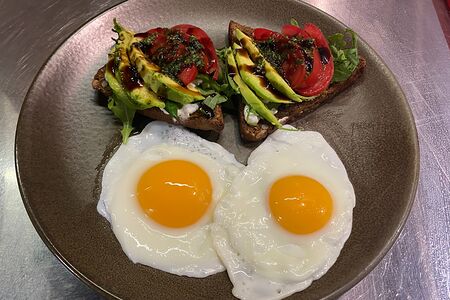 Глазунья с авокадо-тостом