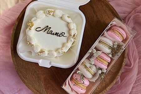 Бенто-торт и набор макаронс для мамы