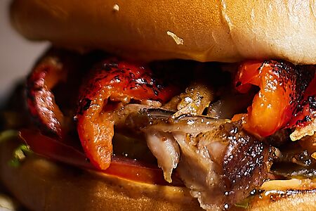Бургер с томлёными рёбрами