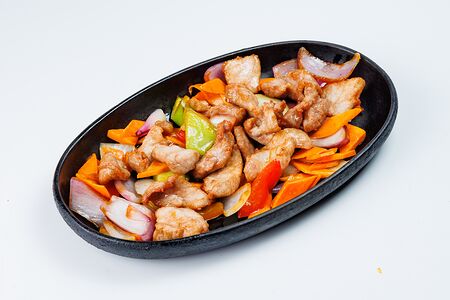 Курица вок со сладким перцем, луком и морковью