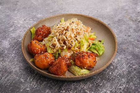 Салат с хрустящим цыпленком по-тайски