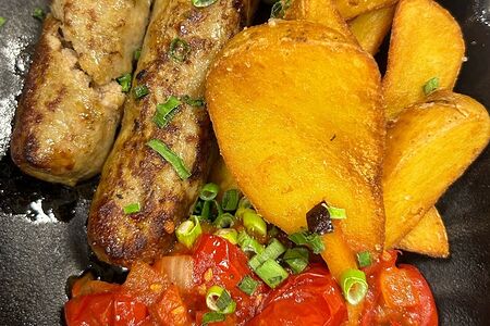 Баварские колбаски с картофелем и острым лечо