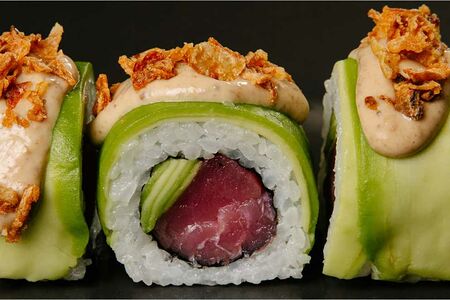 Ролл с авокадо, тунцом и трюфелем