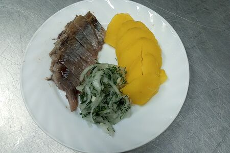 Сельдь с отварным картофелем