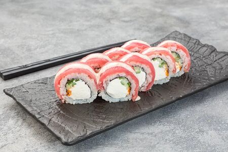 Ролл Филадельфия с тунцом и ореховым соусом