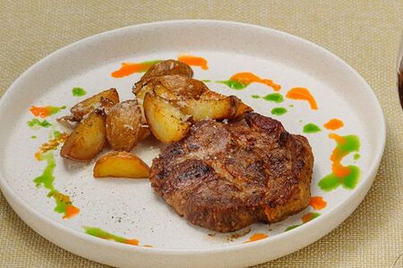 Стейк из свинины с беби-картофелем и пармезаном