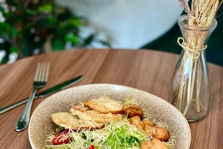 Салат цезарь с курицей