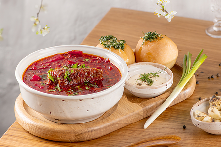 Борщ с белыми грибами и томленой говядиной