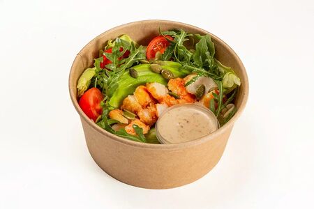 Салат с креветками, авокадо и рукколой