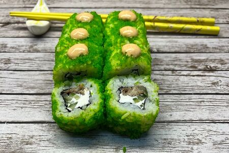 Ролл Калифорния с угрем