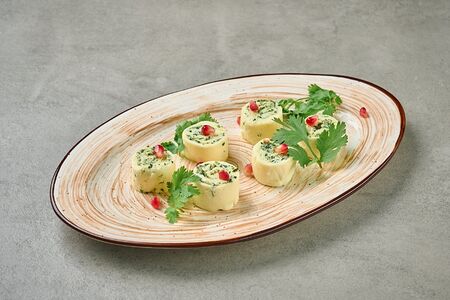 Рулетики из сулугуни с зеленой аджикой 